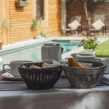 La Domitia - Maison D'hôtes, Spa&sauna Couette-café *