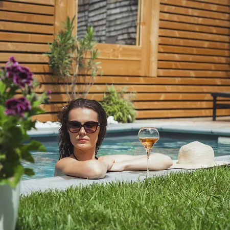 La Domitia - Maison D'hôtes, Spa&sauna Couette-café *