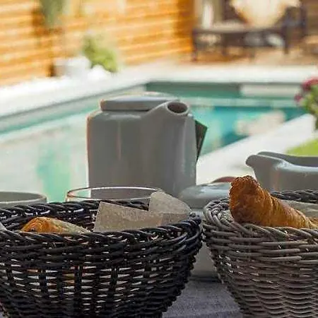 Bed & Breakfast La Domitia - Maison D'hotes, Massages & Bien-etre Montbazin